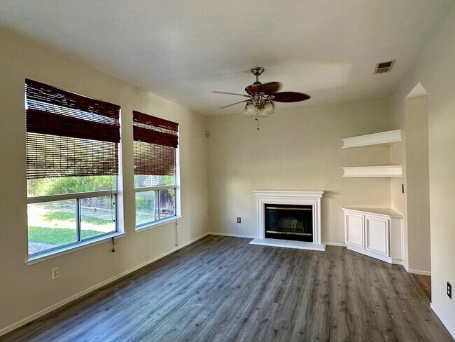 Foto del edificio - Located across the street from park, Walk to School