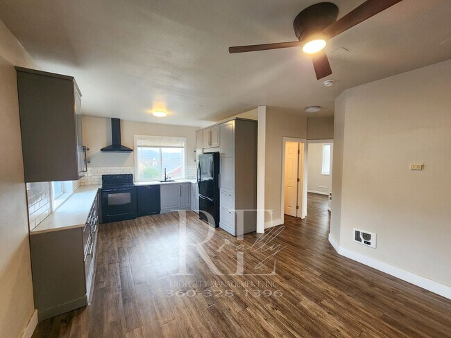 Foto del edificio - HUGE Garage w/ 2Bd Home