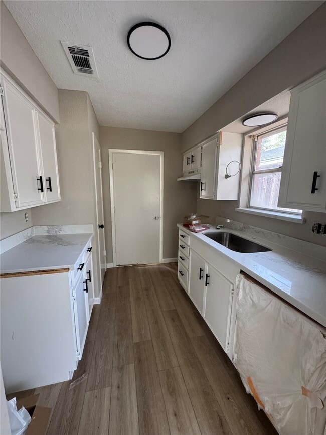 Building Photo - 16611 David Glen Dr