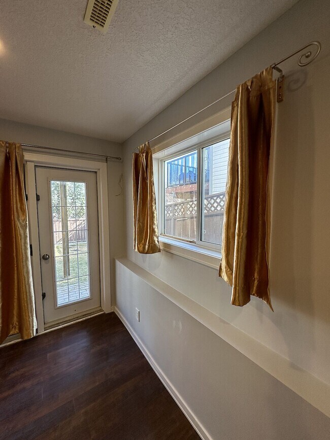 Photo du bâtiment - Cozy 1 Bdrm/1 Bathroom Basement Suite with...