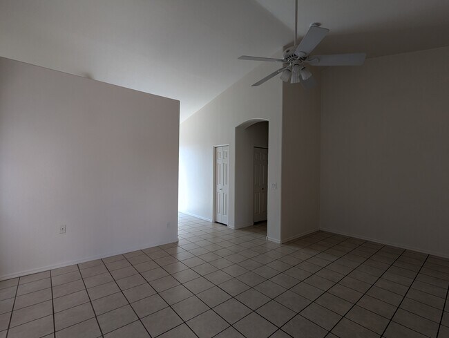 Foto del edificio - 8947 E Crescent Ave