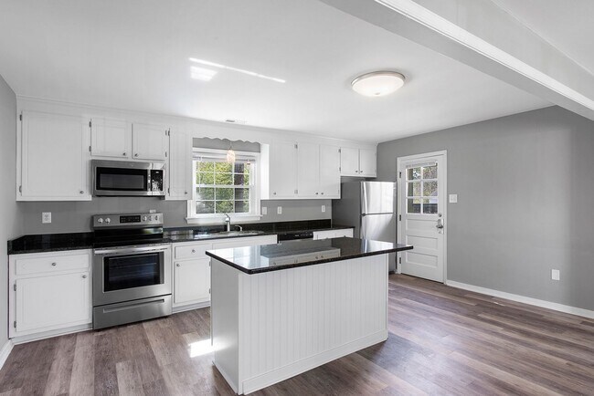 Building Photo - Spacious 3 bed / 2 full bath  FULLY RENOVA...