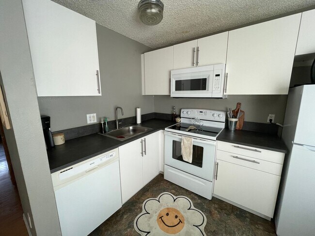 Building Photo - Stylish 1 Bedroom 1 Bath - Great Location!
