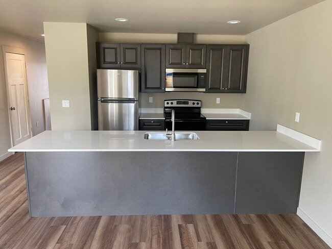 Building Photo - Three Bedroom Pet Friendly Townhouse!