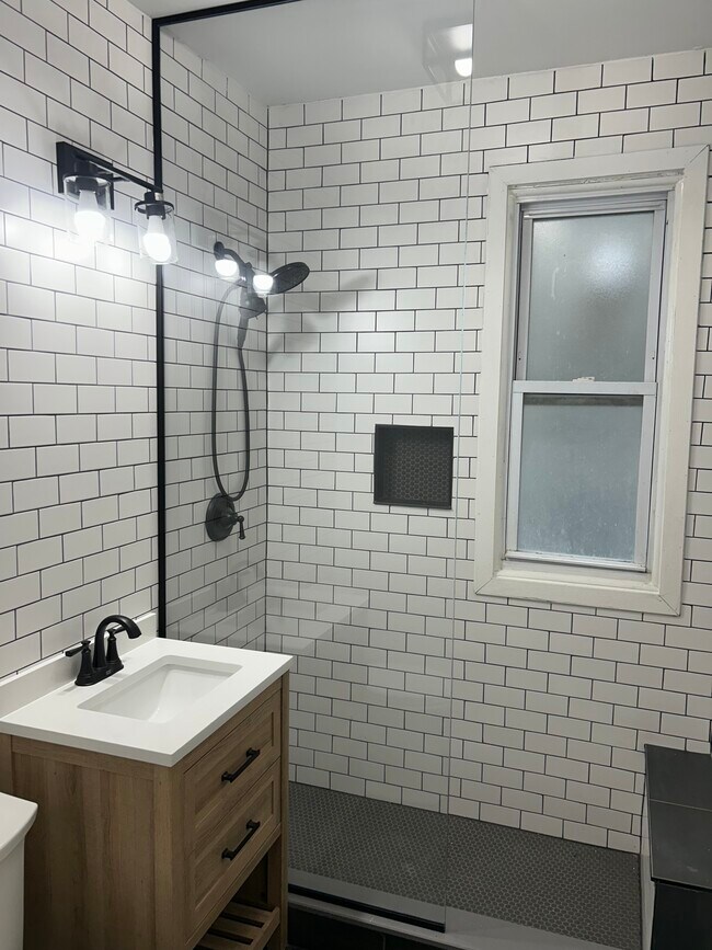Baño - 1952 W Henderson St