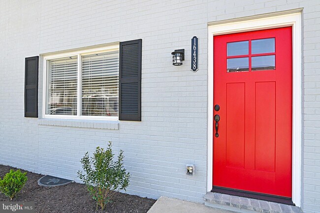 Building Photo - 16438 Combs Dr