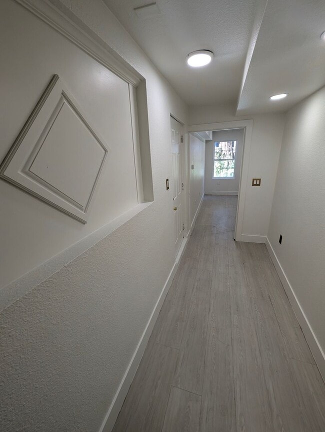 Building Photo - Quaint 1 BR/1 BA Available Now in Uptown Oakland