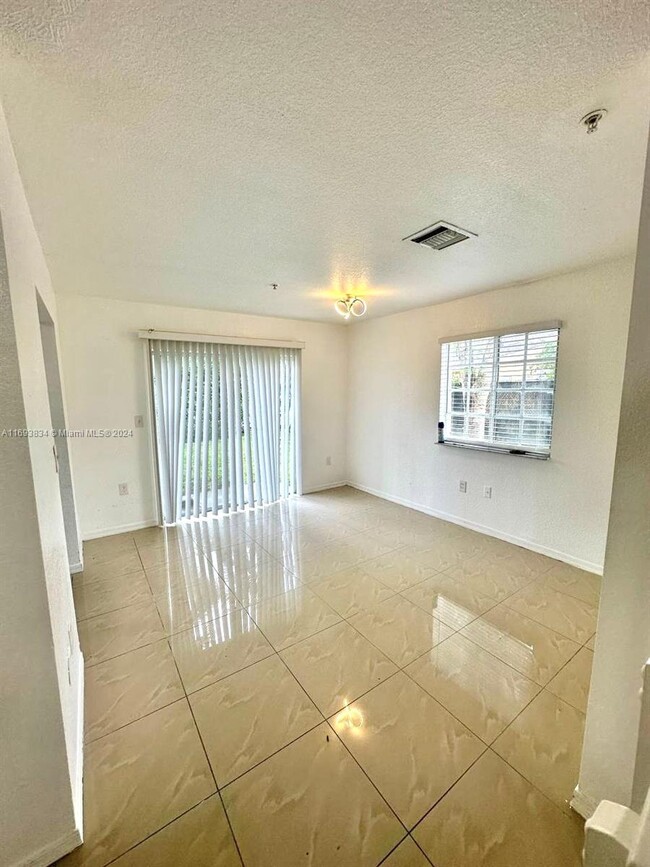Foto del edificio - 2066 NE 167th St