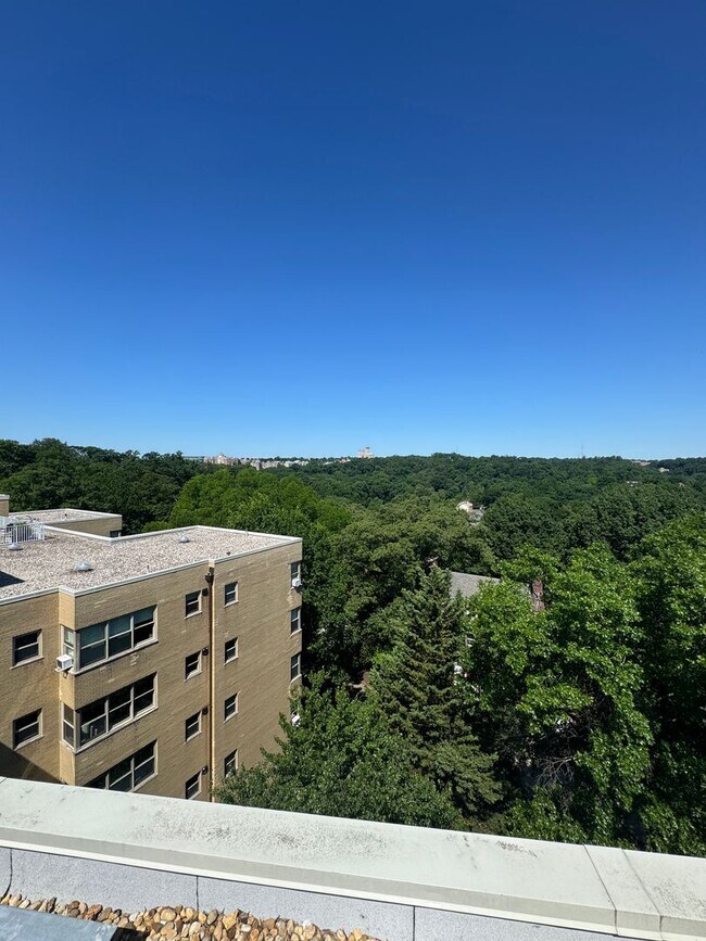 Foto del edificio - 1801 Clydesdale Pl NW