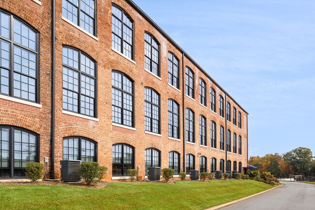 Foto del edificio - Lofts By The Lake