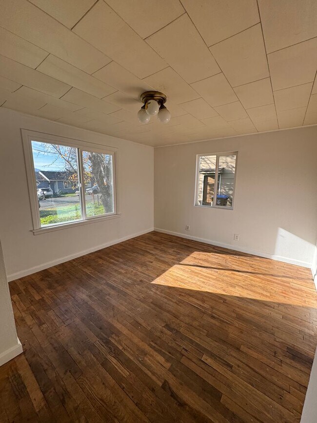 Foto del edificio - Myrtle Creek 2-Bedroom Home with Garage