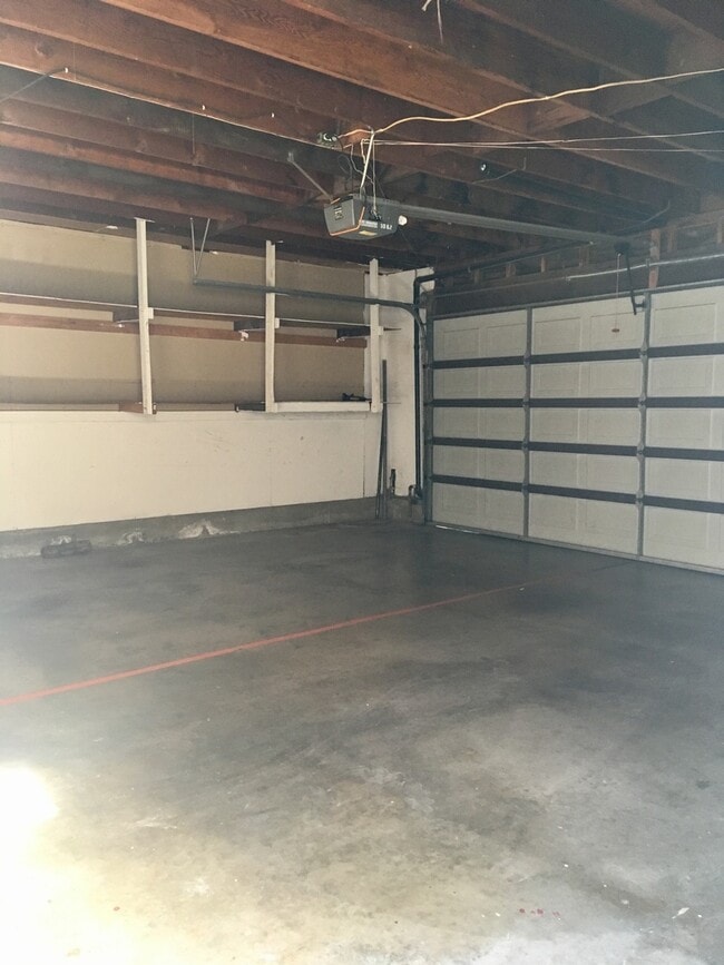 Building Photo - OUTSTANDING 4 BEDROOM HOME IN GATED COMMUNITY