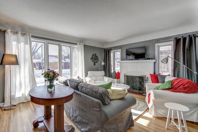 Foto del edificio - CANT MISS Updated 4 Bedroom Available Minu...