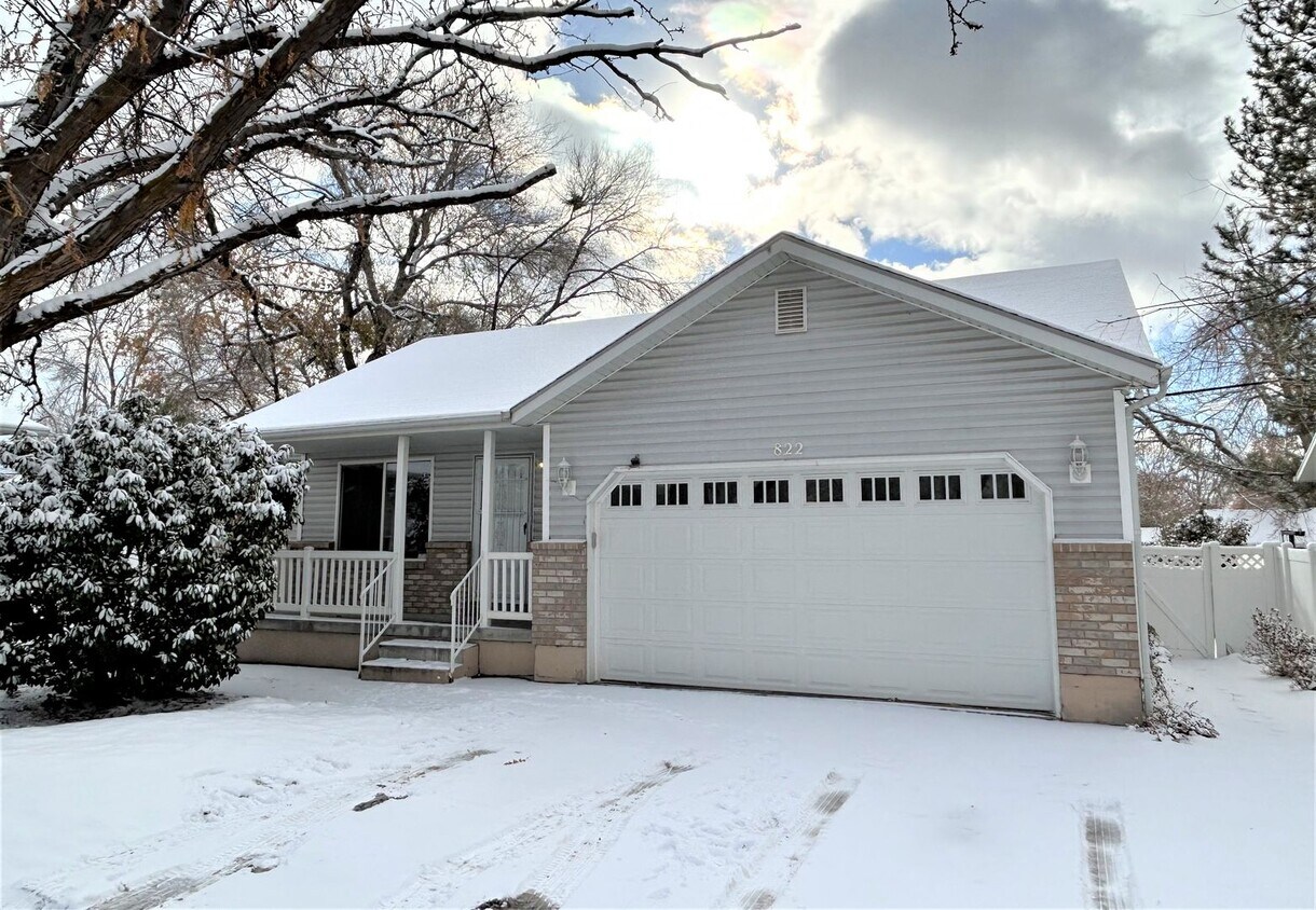 Foto principal - 3 Bedroom / 3 Bath Home in Millcreek