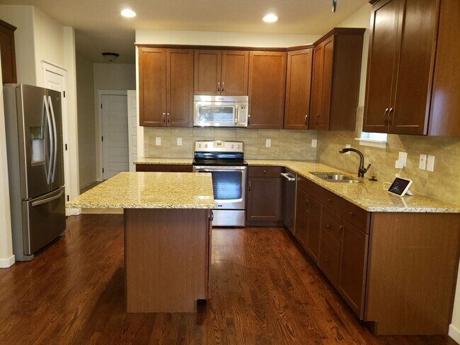 Building Photo - Newer 4 Bedroom, 3 Bath home in Gold Hills...