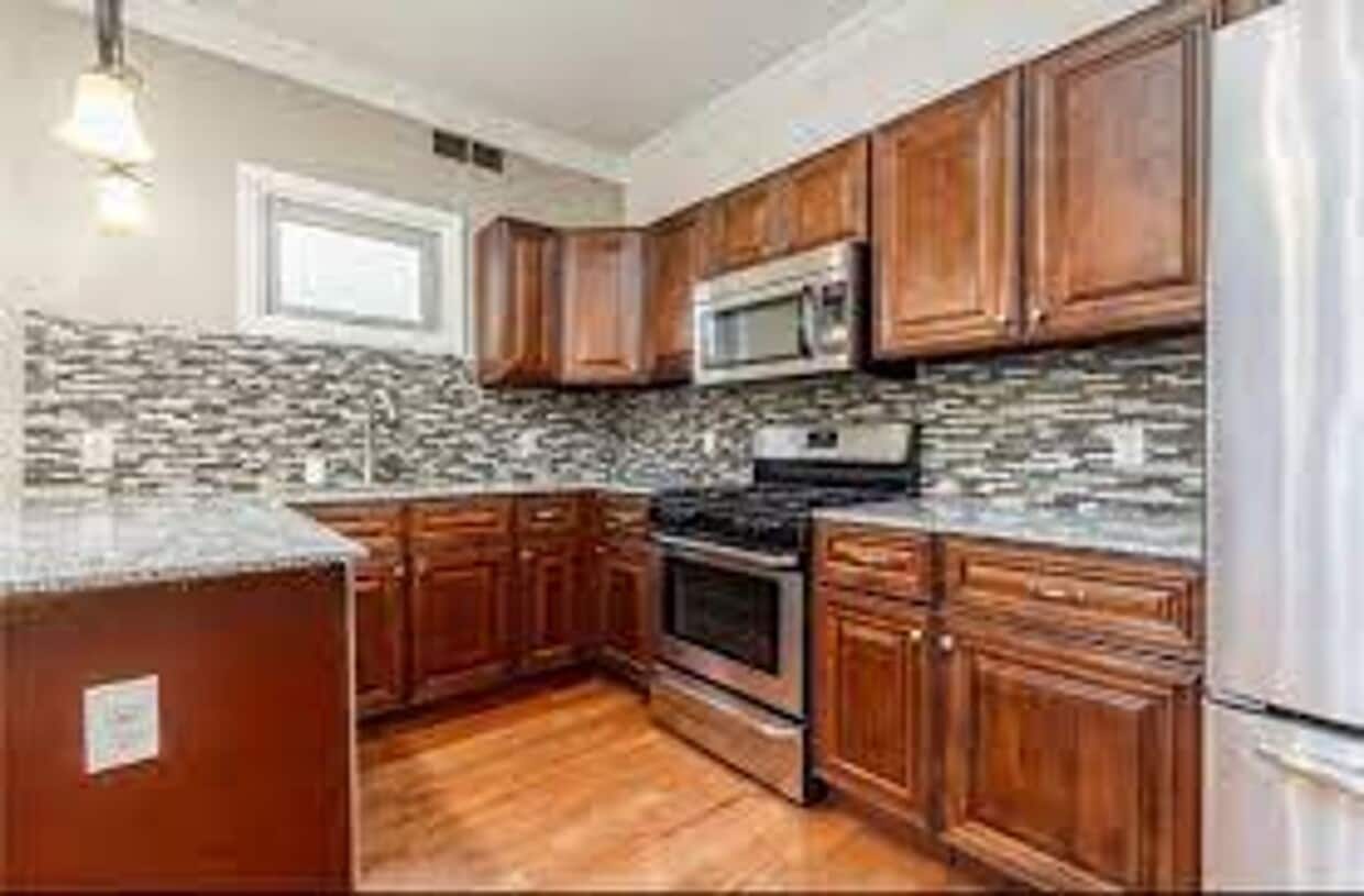 Primary Photo - 209 S Goodman St