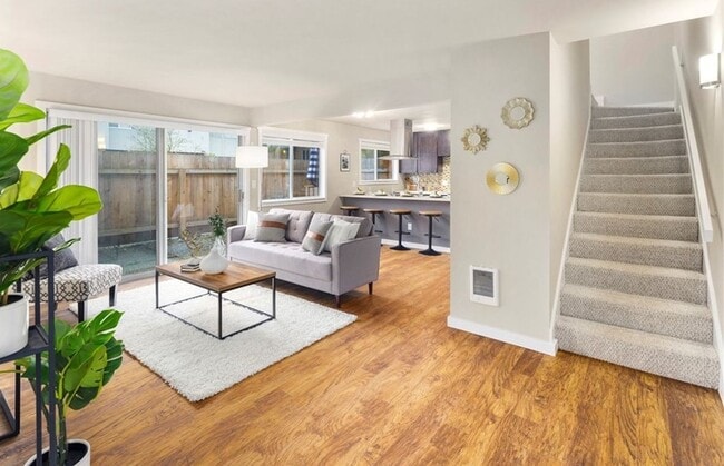 Building Photo - 3 Bed, 1.5 Bath, Remodeled Townhome is Ava...