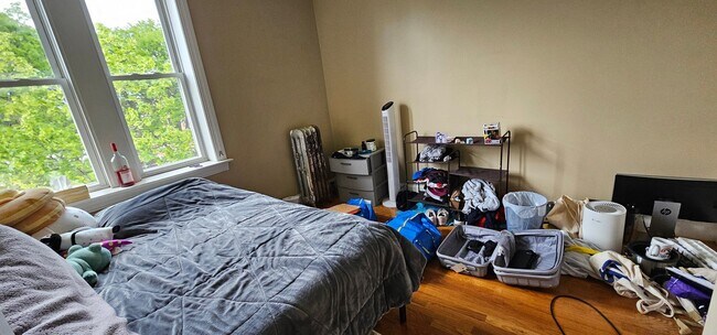 Building Photo - POPULAR OFF-CAMPUS CHOICE! Desirable Stree...