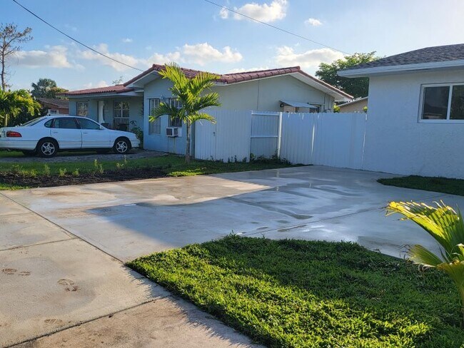 Foto del edificio - 3300 SW 127th Ave
