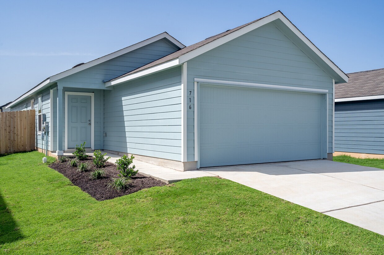 Foto principal - 716 Commander Abbott Dr