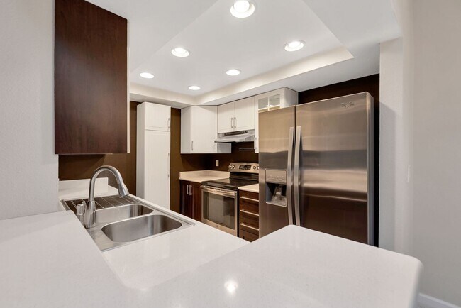 Foto del edificio - Great 1bed 1bath Location in Kirkland! Parking and W/S/G included in rent