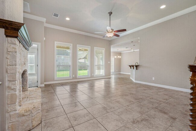 Foto del edificio - AVAILABLE FOR AUGUST PRE-LEASE! Spacious 3...