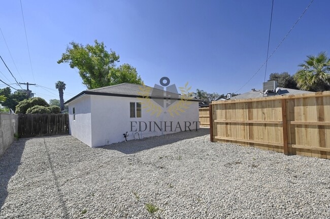 Building Photo - 1584 N Carruth Ave