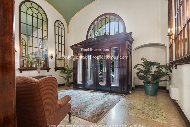 Building Photo - Classic Nob Hill Studio with Courtyard + G...