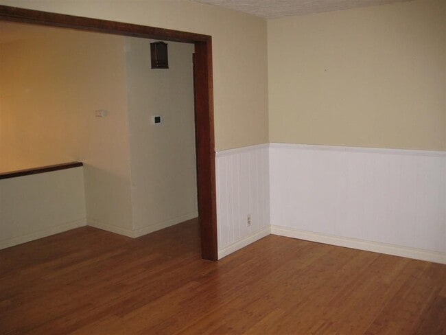 Building Photo - 5 bedrooms