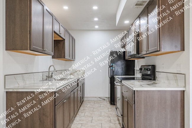 Building Photo - 6058 W Golden Ln
