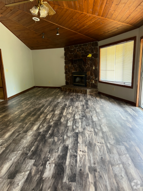 Building Photo - 284 Knoll Dr