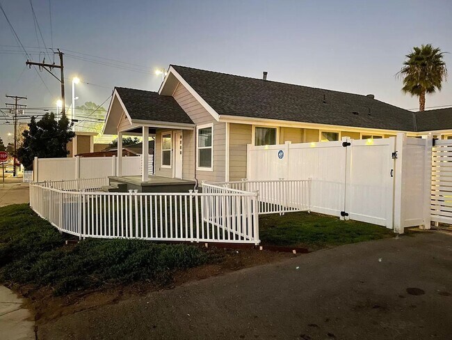 Building Photo - 1780 and 1780 1/2 Anaheim Avenue