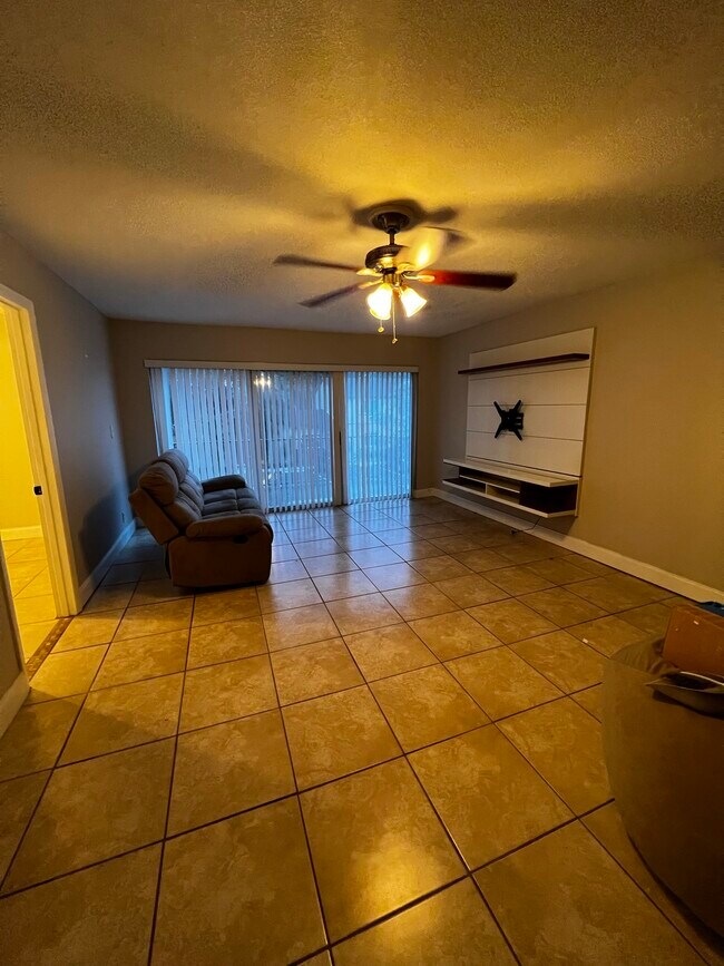 Sala de estar - 7063 W Sunrise Blvd