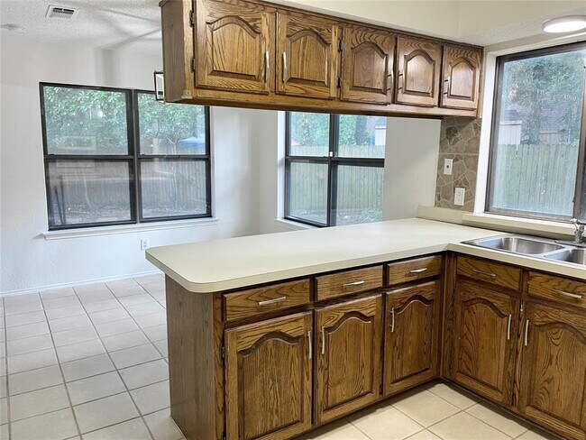 Building Photo - 2200 Oak Hill Dr