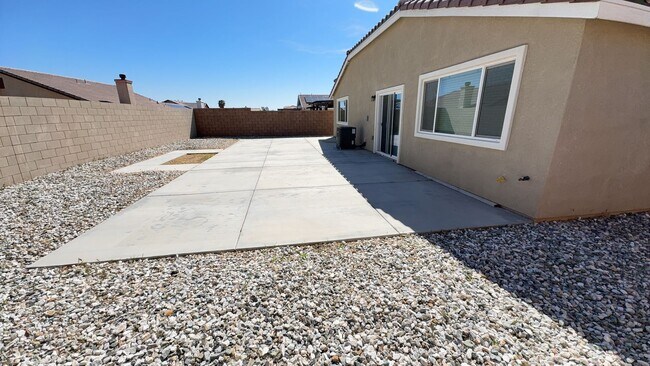 Foto del edificio - 4 BEDROOM, 3 BATH VICTORVILLE HOME