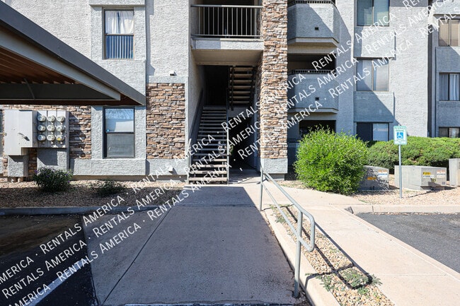 Foto del edificio - 2025 E Campbell Ave