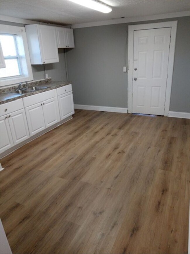 Building Photo - NEWNAN- 2 Bedroom 1 Bath 26 Domineck St