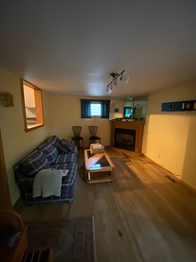 Family Room - 403 Louvaine Dr