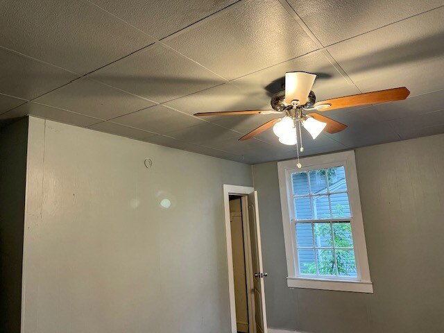 Sala de estar/Piso de madera noble - 1131 Stillman Ave