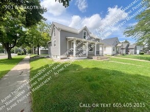 Building Photo - 901 N Dakota Ave
