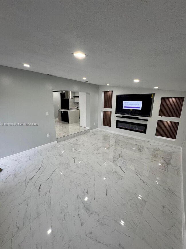 Building Photo - 4120 SW 31st Dr