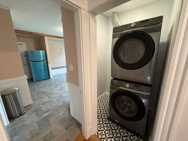 Building Photo - 3-bed + office / 2-bath Duplex ~ Oak Squar...