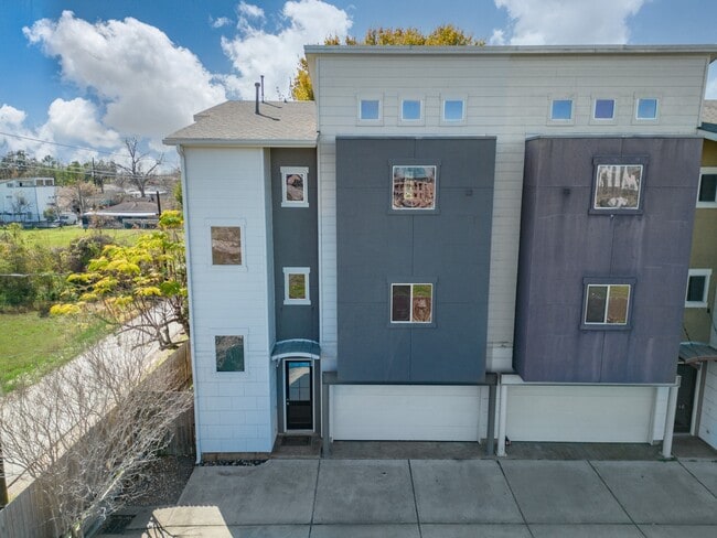 Building Photo - 318 McAlpine St