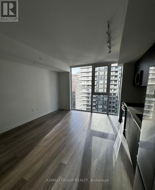 Photo du bâtiment - 357 King St W