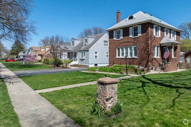 The variety of home types in Villa Park displays residents' individuality.