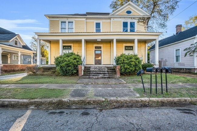 Building Photo - 622 4th St S