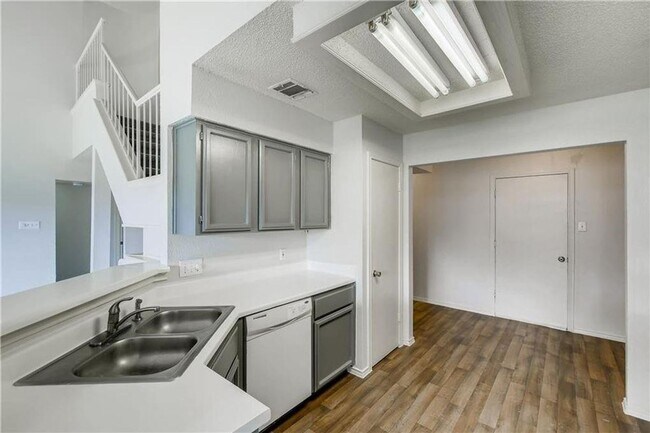 Building Photo - This delightful 3 bedroom, 2 bathroom beau...