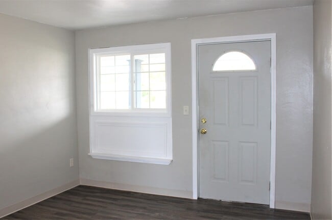 Building Photo - 1351 Columbia Ave W