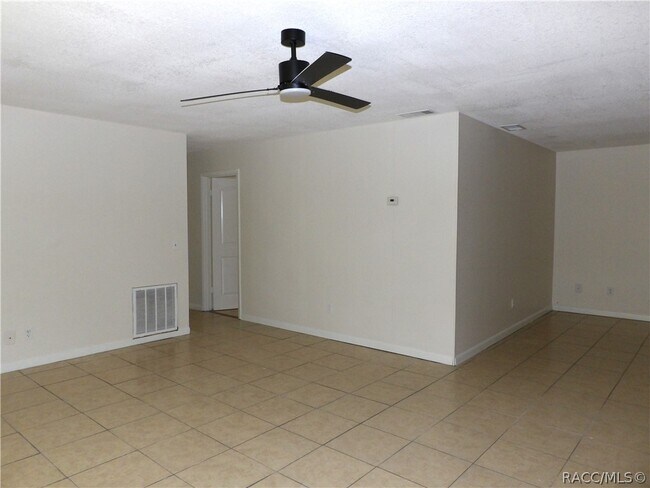 Foto del edificio - 8935 N Basswood Ave