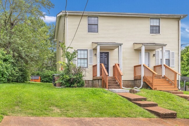 Building Photo - AVAILABLE NOW. 2 BD 1 1/2 BATH. CLOSE TO E...